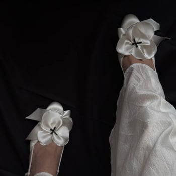 Sandale cu design floral ivory-white, toc înalt subțire, pentru femei, vară 2026, vârf rotund, curea din spate, deget deschis