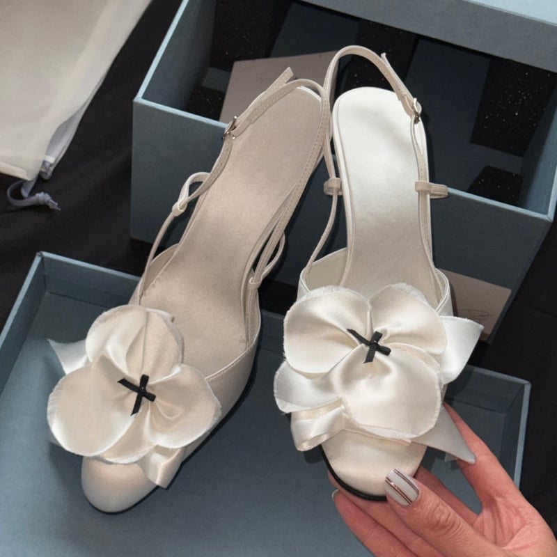 Sandale cu design floral ivory-white, toc înalt subțire, pentru femei, vară 2026, vârf rotund, curea din spate, deget deschis