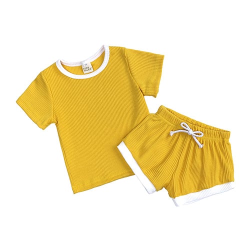 Kids Tales Set din două piese pentru bebeluți: tricou cu mânecă scurtă, culoare solidă, și pantaloni scurți