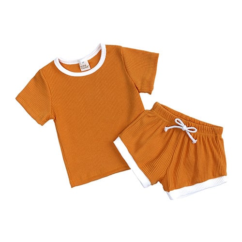 Kids Tales Set din două piese pentru bebeluți: tricou cu mânecă scurtă, culoare solidă, și pantaloni scurți