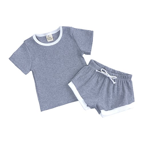Kids Tales Set din două piese pentru bebeluți: tricou cu mânecă scurtă, culoare solidă, și pantaloni scurți