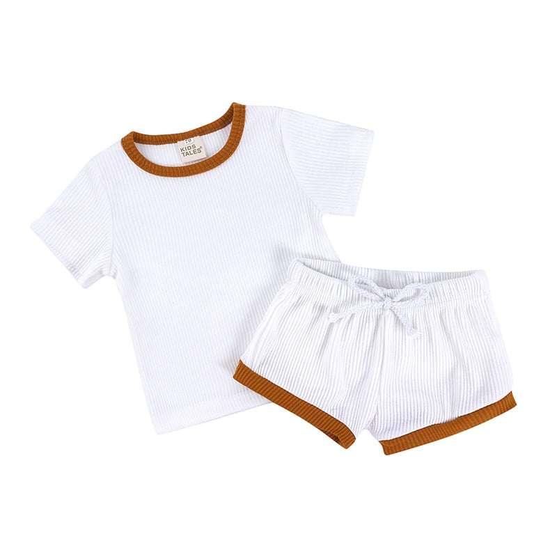Kids Tales Set din două piese pentru bebeluți: tricou cu mânecă scurtă, culoare solidă, și pantaloni scurți