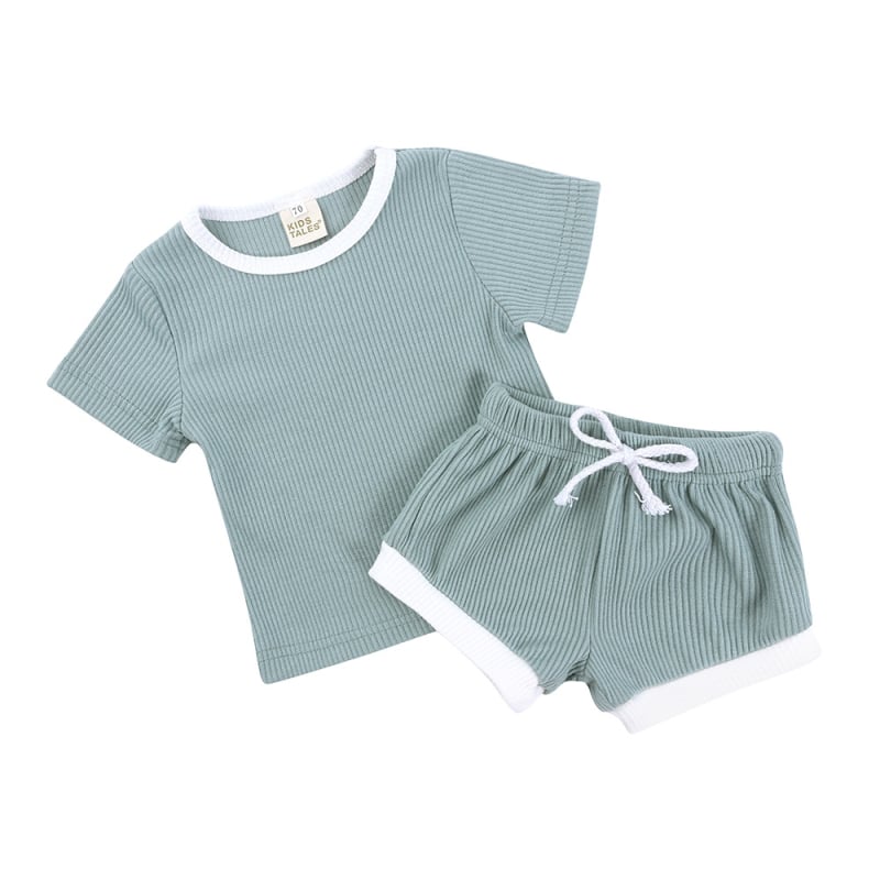 Kids Tales Set din două piese pentru bebeluți: tricou cu mânecă scurtă, culoare solidă, și pantaloni scurți
