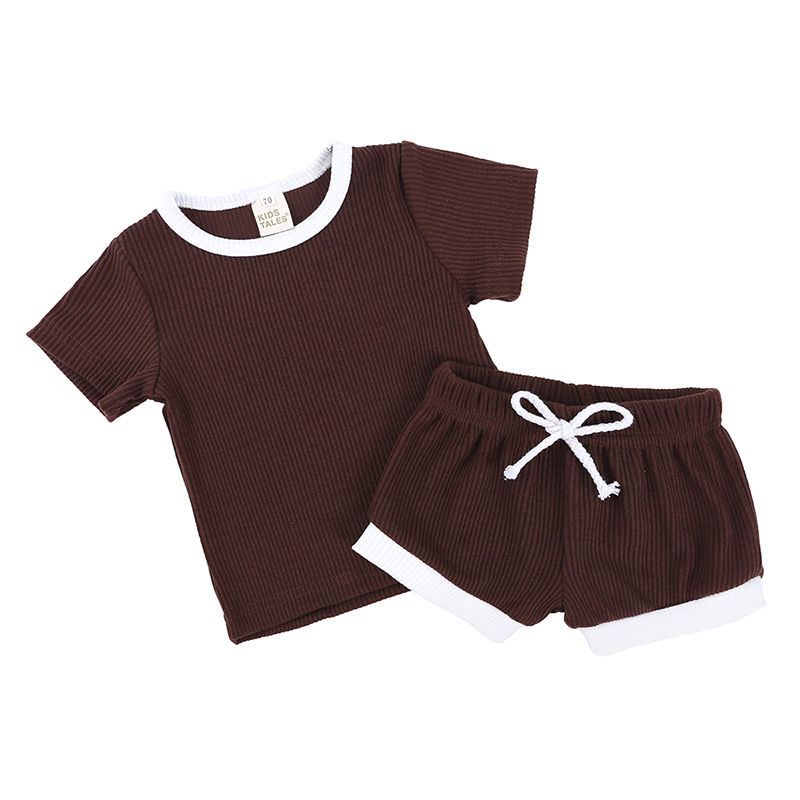 Kids Tales Set din două piese pentru bebeluți: tricou cu mânecă scurtă, culoare solidă, și pantaloni scurți