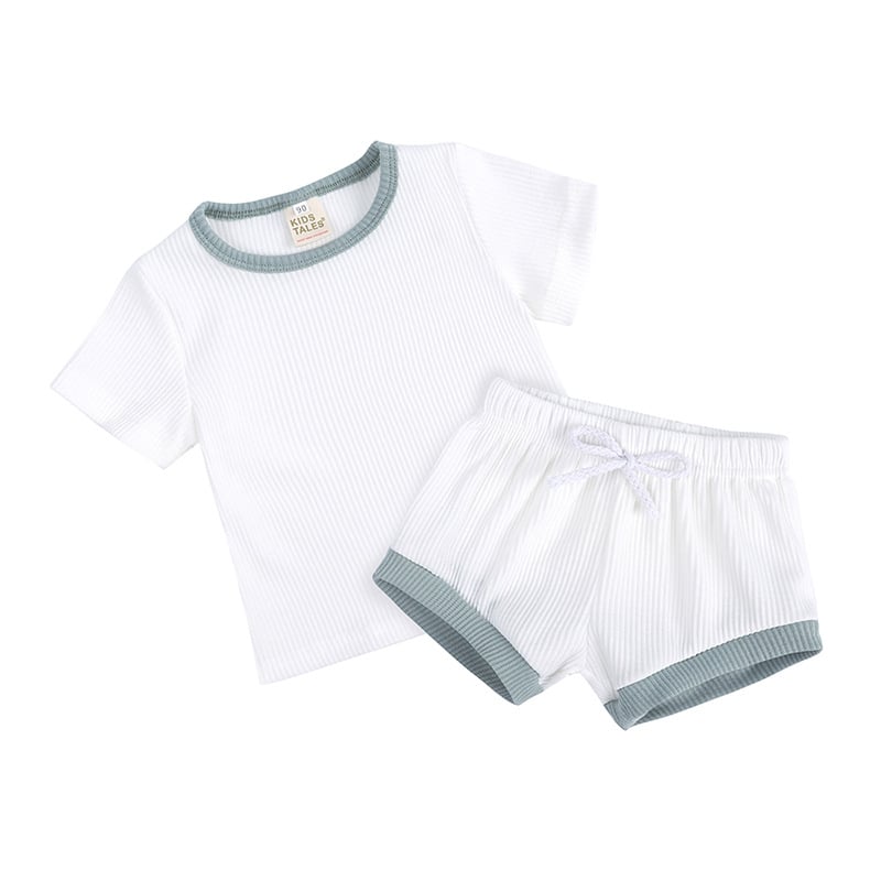 Kids Tales Set din două piese pentru bebeluți: tricou cu mânecă scurtă, culoare solidă, și pantaloni scurți
