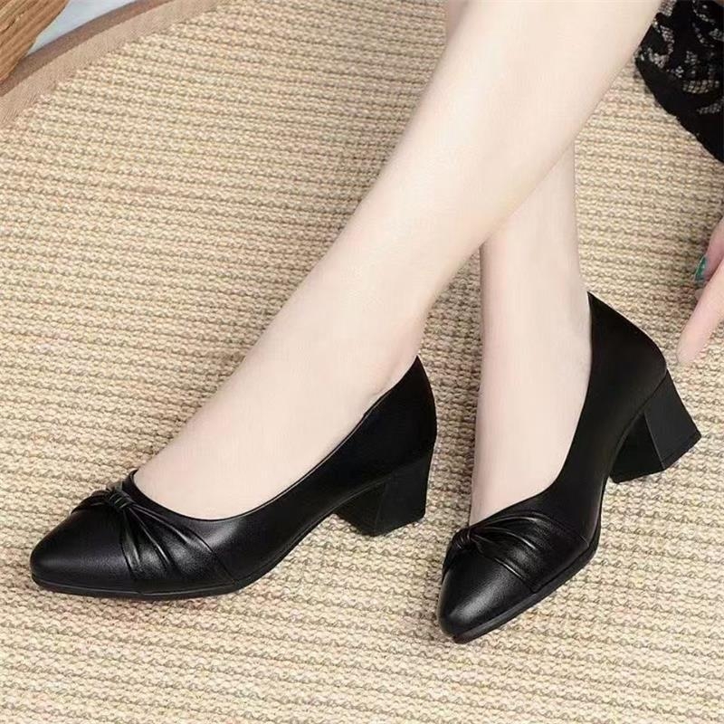 Női puha bőr slip-on cipő, fekete, csúszásmentes gumitalp, kényelmes tavasz-őszre, középmagas blokksarok 3–5 cm, hegyes orr, bélés nélküli, talpbetét juhbőrből