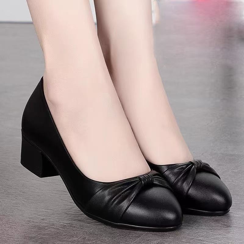 Női puha bőr slip-on cipő, fekete, csúszásmentes gumitalp, kényelmes tavasz-őszre, középmagas blokksarok 3–5 cm, hegyes orr, bélés nélküli, talpbetét juhbőrből