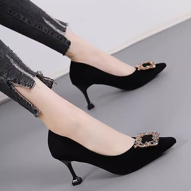 Fekete velúr női magassarkú cipő, vékony sarok és hegyes orr – slip-on irodai viselet