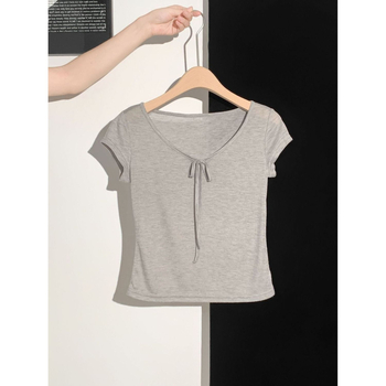 Tricou damă cu decolteu în V, mâneci scurte, detaliu fundă, gri deschis, stil american, croială slim