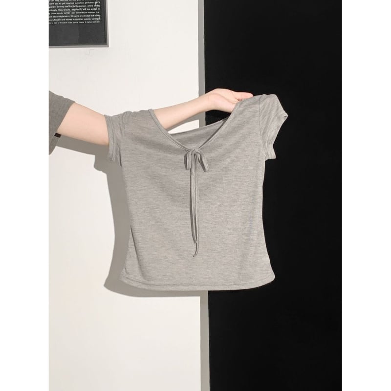 Tricou damă cu decolteu în V, mâneci scurte, detaliu fundă, gri deschis, stil american, croială slim