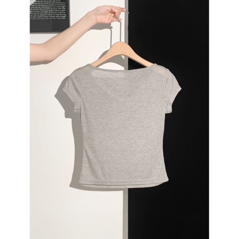 Tricou damă cu decolteu în V, mâneci scurte, detaliu fundă, gri deschis, stil american, croială slim