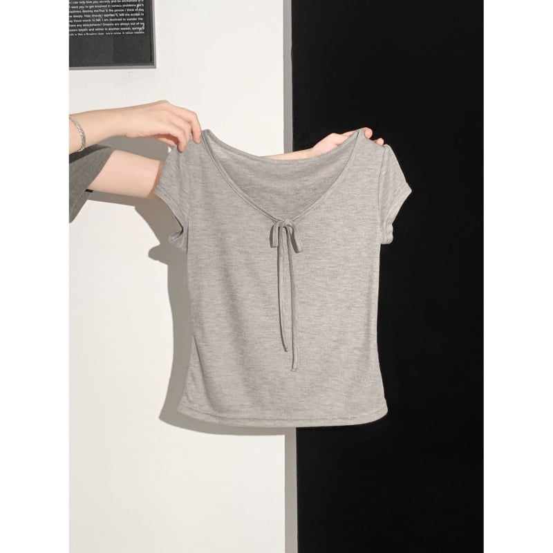 Tricou damă cu decolteu în V, mâneci scurte, detaliu fundă, gri deschis, stil american, croială slim