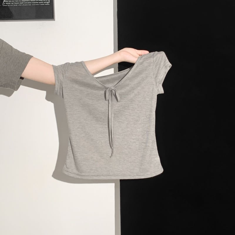 Tricou damă cu decolteu în V, mâneci scurte, detaliu fundă, gri deschis, stil american, croială slim