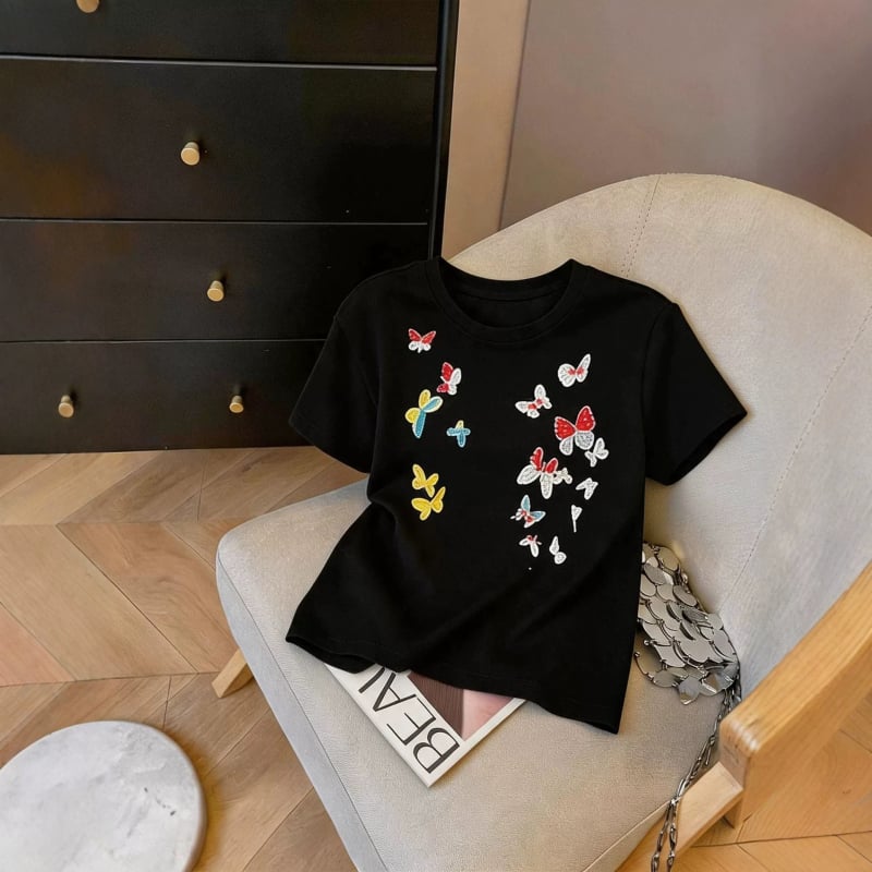 Tricou damă cu fluture colorat, mânecă scurtă, guler rotund, croială lejeră, vară 2026