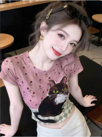 Tricou damă cu imprimeu pisicuță, plasă dublă, mâneci scurte, decolteu rotund, vară 2026, croială Slim‑fit, umeri normali