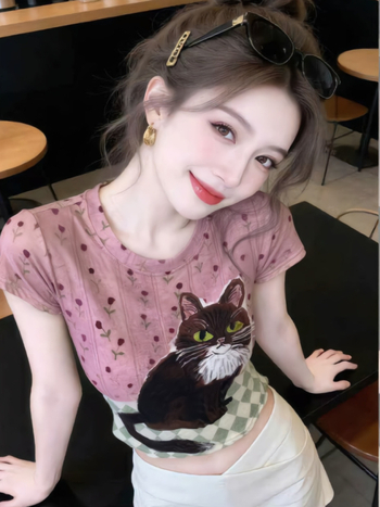Tricou damă cu imprimeu pisicuță, plasă dublă, mâneci scurte, decolteu rotund, vară 2026, croială Slim‑fit, umeri normali