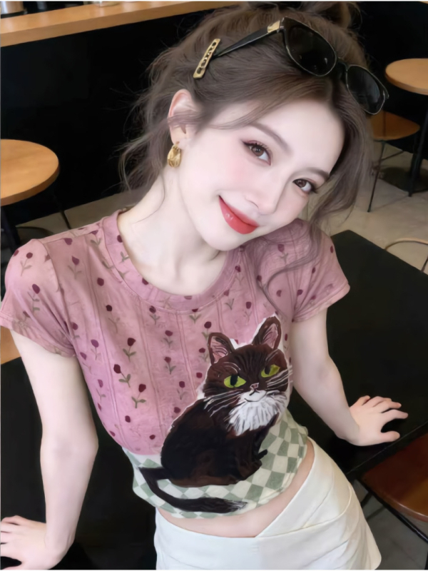 Tricou damă cu imprimeu pisicuță, plasă dublă, mâneci scurte, decolteu rotund, vară 2026, croială Slim‑fit, umeri normali