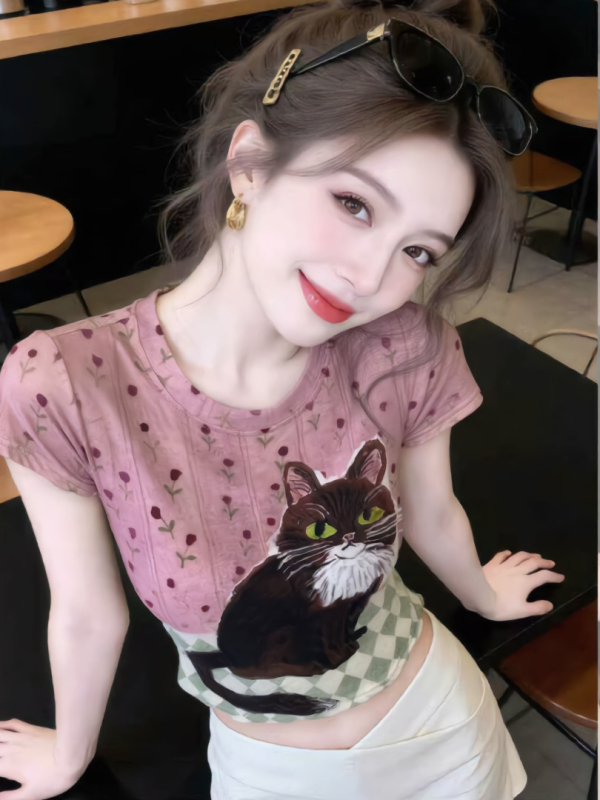 Tricou damă cu imprimeu pisicuță, plasă dublă, mâneci scurte, decolteu rotund, vară 2026, croială Slim‑fit, umeri normali