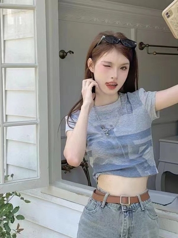 Tricou damă cropped în stil retro american, gri, guler rotund, mâneci scurte, croială slim, vară.