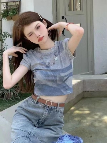 Tricou damă cropped în stil retro american, gri, guler rotund, mâneci scurte, croială slim, vară.