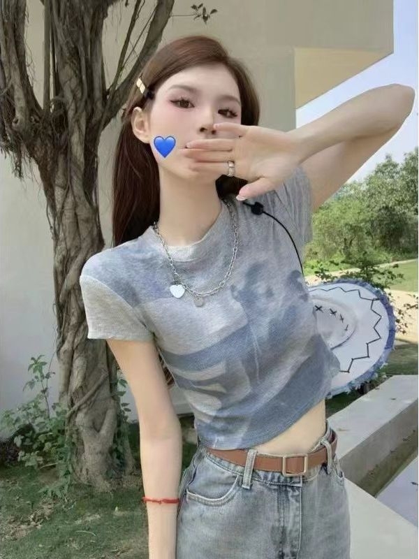 Tricou damă cropped în stil retro american, gri, guler rotund, mâneci scurte, croială slim, vară.