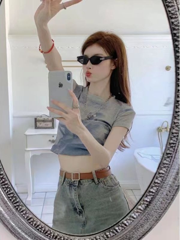 Tricou damă cropped în stil retro american, gri, guler rotund, mâneci scurte, croială slim, vară.