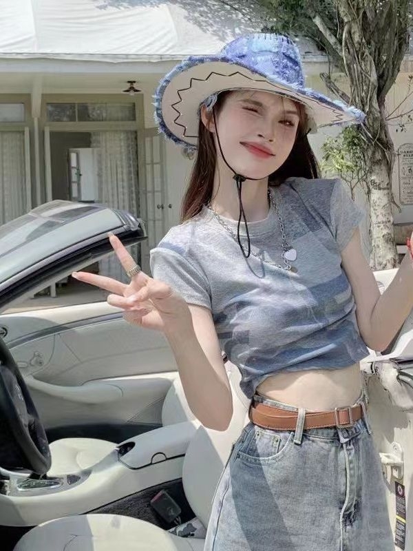 Tricou damă cropped în stil retro american, gri, guler rotund, mâneci scurte, croială slim, vară.
