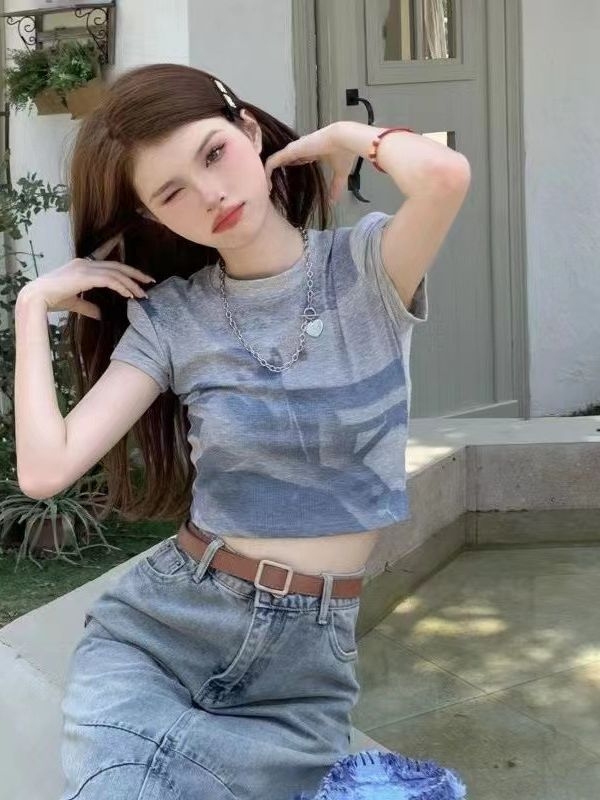 Tricou damă cropped în stil retro american, gri, guler rotund, mâneci scurte, croială slim, vară.