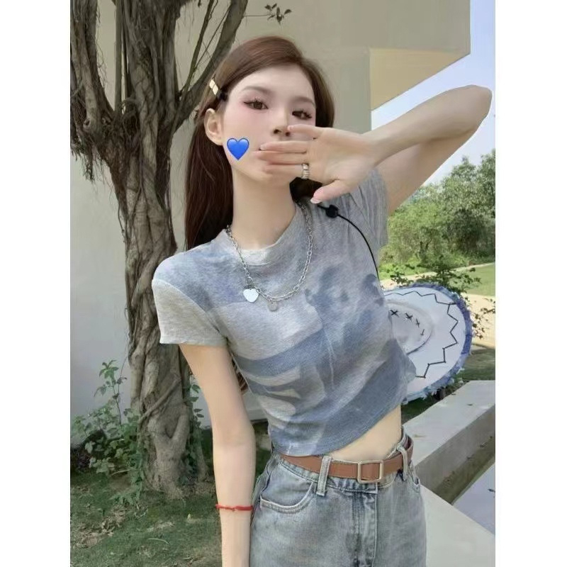 Tricou damă cropped în stil retro american, gri, guler rotund, mâneci scurte, croială slim, vară.