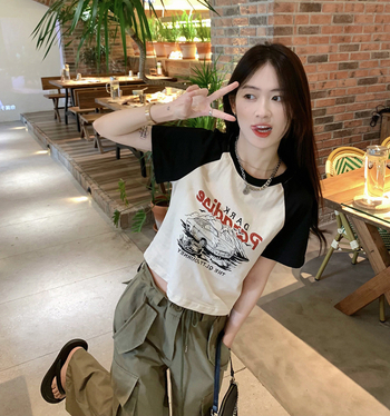 Tricou dama cu mânecă scurtă, imprimat retro american, croială slim, cropped top, stil korean, vară 2025.