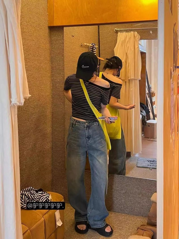 Tricou femei cu dungi, mâneci scurte, umeri diagonali, dungi contrastante, croială slim, guler înclinant, mâneci prințese