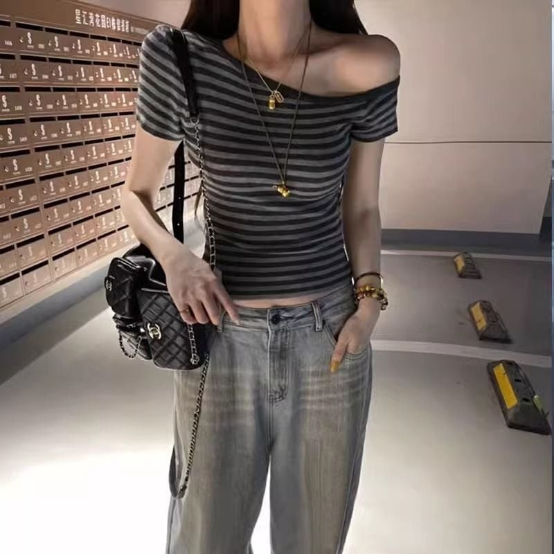 Tricou femei cu dungi, mâneci scurte, umeri diagonali, dungi contrastante, croială slim, guler înclinant, mâneci prințese