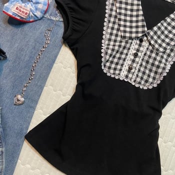 Tricou polo damă scurt, negru vintage, dantelă și patchwork în carouri