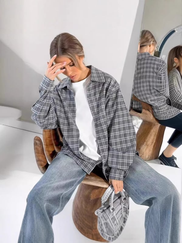Cămașă oversized gri în carouri, cu rever, pentru femei – primăvara 2025
