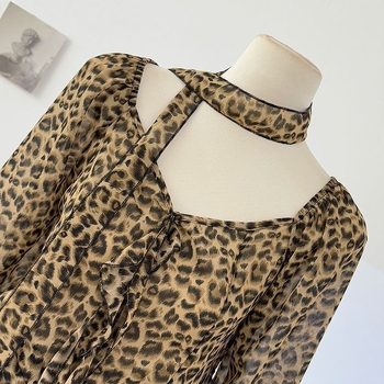 Top de damă scurt cu imprimeu leopard, halter-neck cu funda, mâneci clopot, asimetric, umăr unic, toamnă 2025