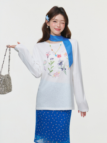 Tricou alb cu imprimeu floral, guler rotund, mâneci lungi, croială lejeră, primăvara 2026