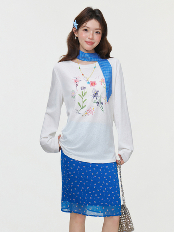Tricou alb cu imprimeu floral, guler rotund, mâneci lungi, croială lejeră, primăvara 2026