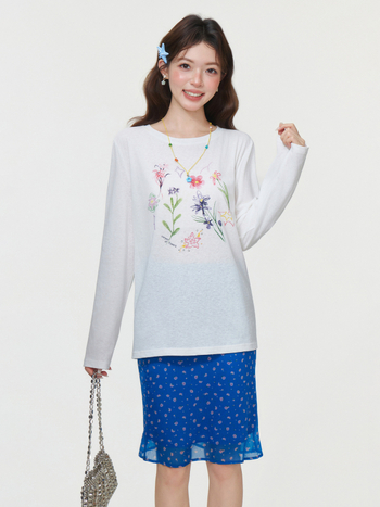 Tricou alb cu imprimeu floral, guler rotund, mâneci lungi, croială lejeră, primăvara 2026