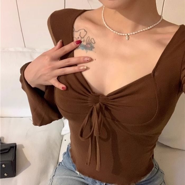 Tricou crop Derong cu pliseuri și șiret, mâneci lungi, decolteu în V, croială slim