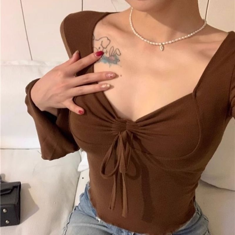 Tricou crop Derong cu pliseuri și șiret, mâneci lungi, decolteu în V, croială slim