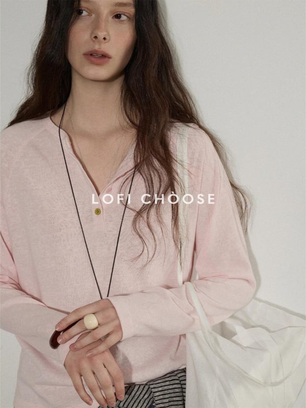 Lofi Chiose Tricou damă cu mânecă lungă, guler Henley, nasturi colorați și textură a materialului – design de primăvară