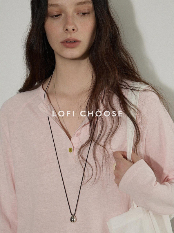 Lofi Chiose Tricou damă cu mânecă lungă, guler Henley, nasturi colorați și textură a materialului – design de primăvară