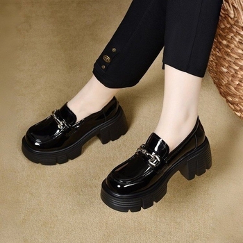 Loafers dama în stil britanic, slip-on, talpă groasă, din piele lucioasă, vară 2026