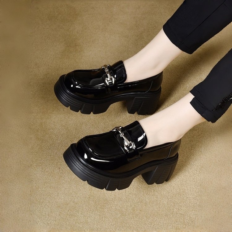 Loafers dama în stil britanic, slip-on, talpă groasă, din piele lucioasă, vară 2026
