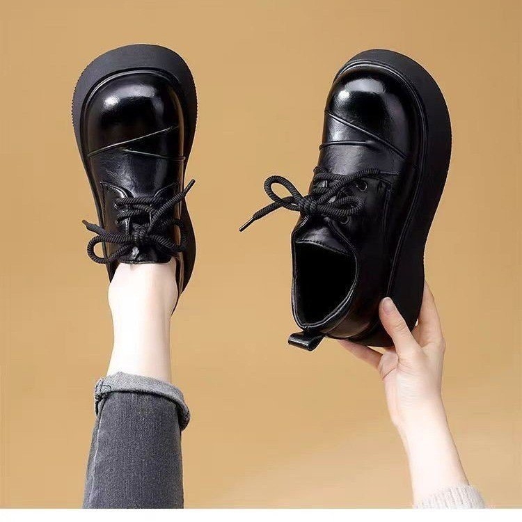 Ženske loaferice s debelim potplatom, proljeće 2026. – vintage britanski stil, kožne cipele s vezicama i mekkom potplatom