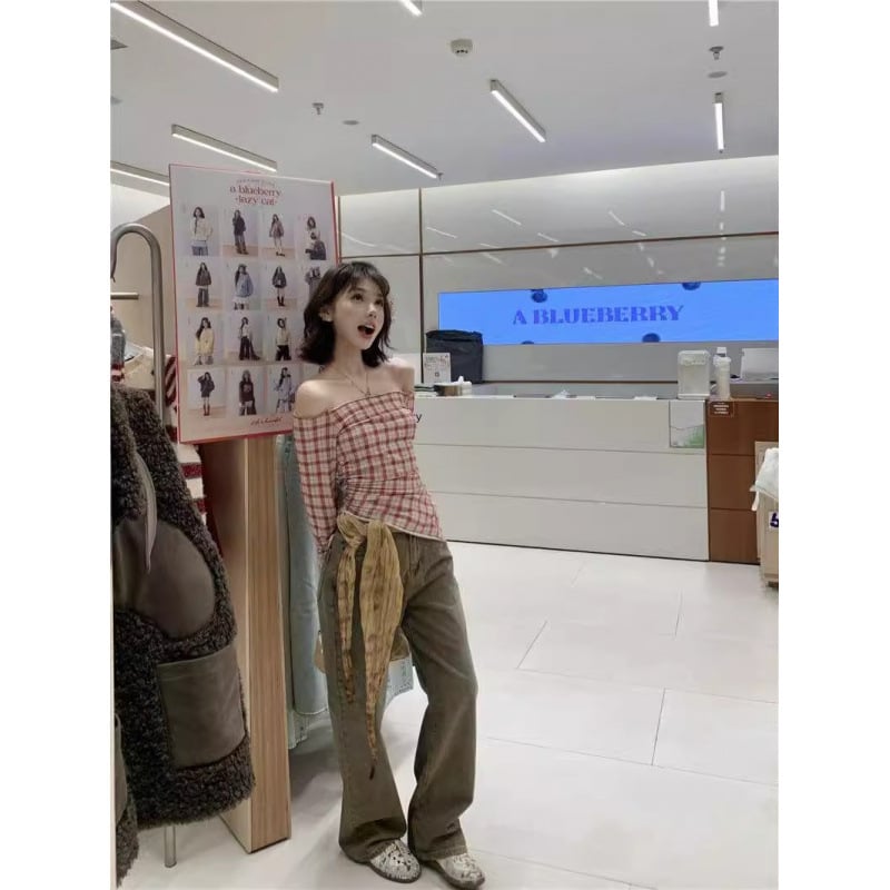 Tricou damă cu mâneci lungi, în carouri roșii, croi slim, crop top, design neregulat