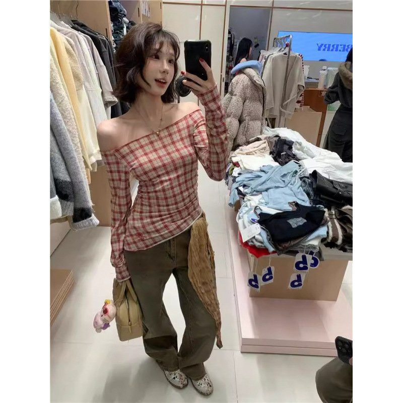 Tricou damă cu mâneci lungi, în carouri roșii, croi slim, crop top, design neregulat