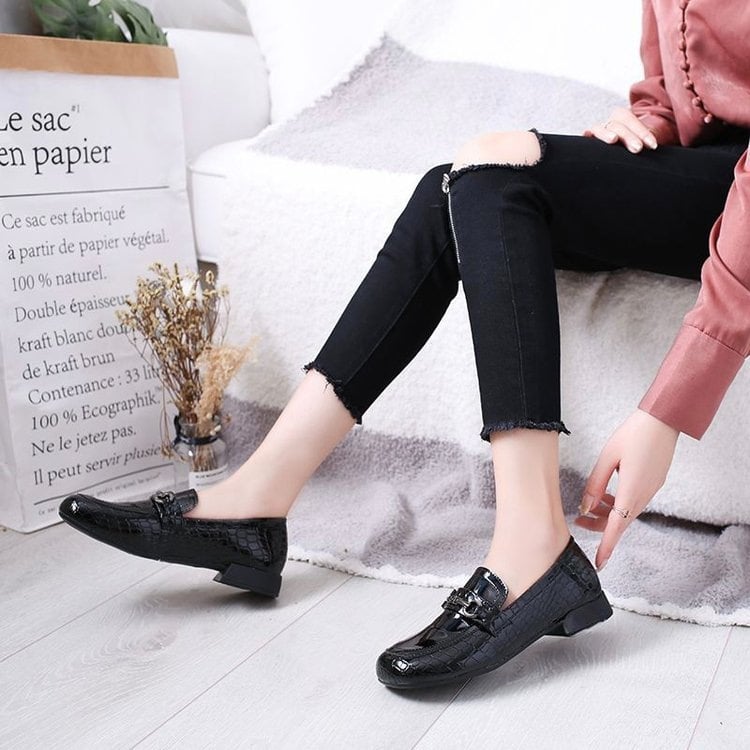 Pantofi dama în stil britanic, din piele patent, loafers fără șireturi, vârf rotund, comozi, casual.