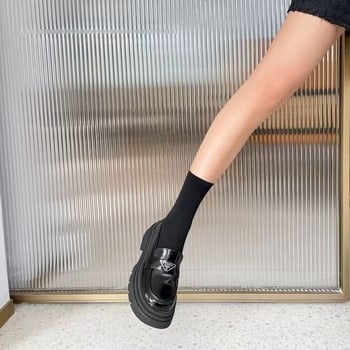 Loafers dama cu talpă platformă groasă, primăvara 2025, stil britanic, design sofisticat, logo triunghiular, slip-on din piele PU