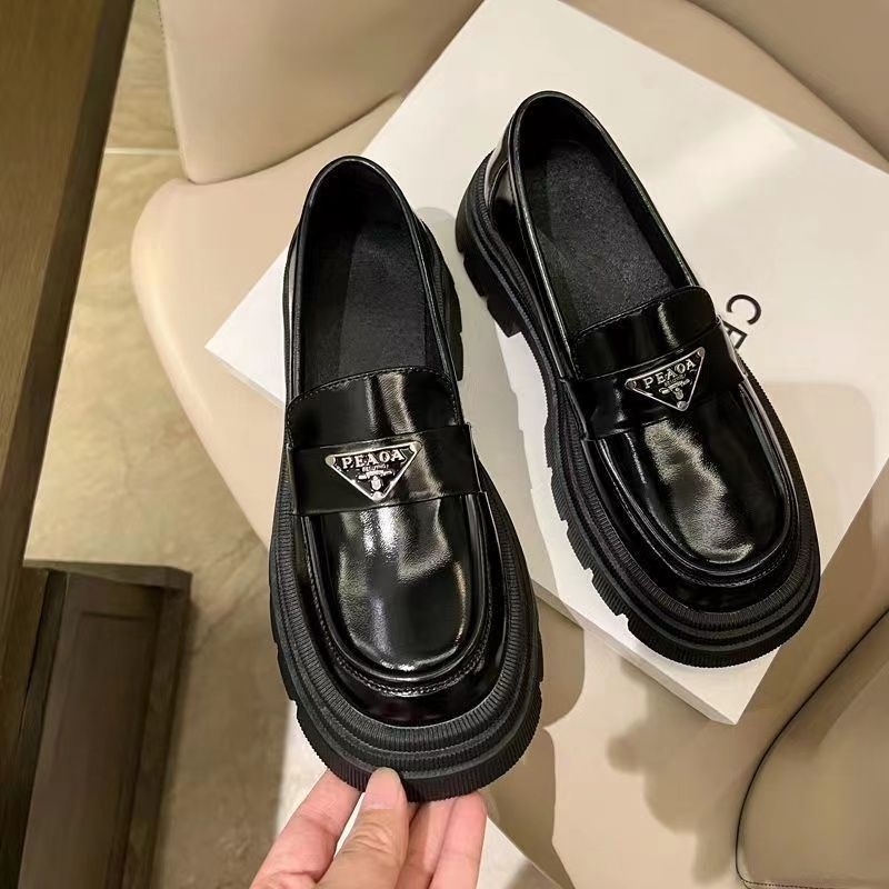Loafers dama cu talpă platformă groasă, primăvara 2025, stil britanic, design sofisticat, logo triunghiular, slip-on din piele PU